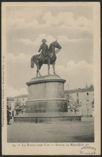 La statue de Napoléon Ier / Dugleux phot. (vue 3), Mme Milheau phot. (vue 5).
